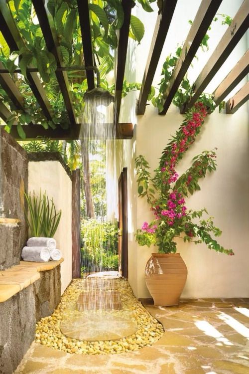 Create Your Own Outdoor Oasis with These Freestanding Outdoor Shower Ideas